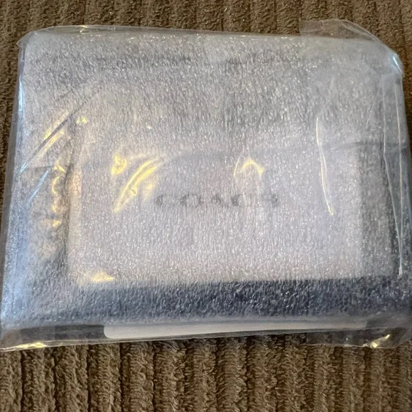 Coach Mini Skinny Id Case
In Signature Canvas NWT in packaging - Picture 4 of 4